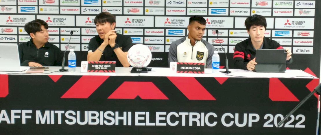 Kepala Pelatih Timnas Indonesia Shin Tae-yong (kedua dari kiri) didampingi penerjemah Jeje (kiri) dan Rahmat Irianto (kedua dari kanan).