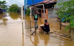Maros Dilanda Banjir, Gubernur Andi Sudirman Salurkan Bantuan Logistik