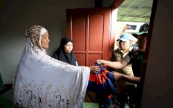 Tinjau Lokasi Banjir di Paccerakkang, Danny Salurkan Langsung Bantuan untuk Korban