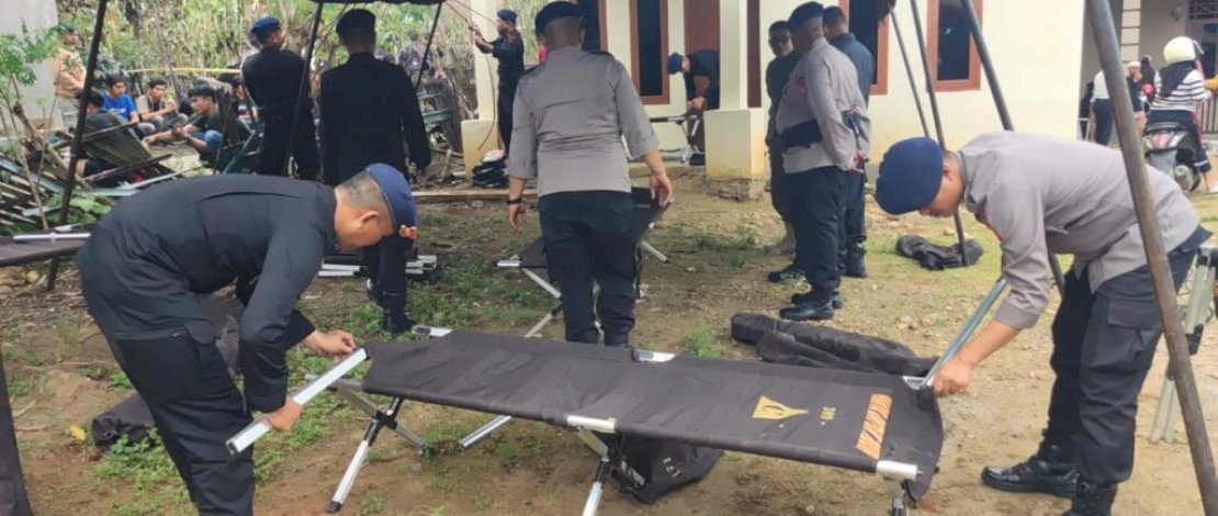 Brimob Bone Dirikan Tenda Darurat Bagi Korban Kebakaran di Palakka