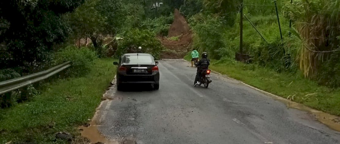 Jalan poros Maros - Bone terputus dan tidak bisa dilalui akibat tanah longsor.
Jalan poros Maros - Bone terputus dan tidak bisa dilalui akibat tanah longsor.