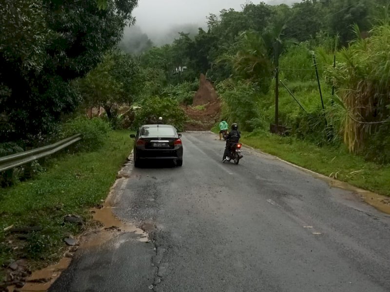 Tanah Longsor, Jalan Poros Maros - Bone Terputus