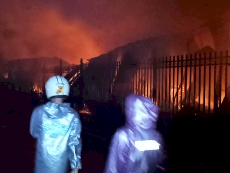 Puluhan Kios Terbakar di Pasar Sentral