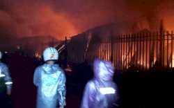 Puluhan Kios Terbakar di Pasar Sentral