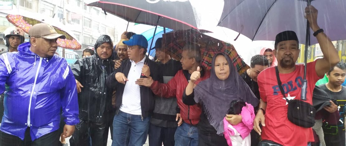 Walikota Makassar, Moh Ramdhan Pomanto menerobos hujan menuju lokasi kebakaran di pasar sentral, Rabu (28/12/2022) Walikota Makassar, Moh Ramdhan Pomanto menerobos hujan menuju lokasi kebakaran di pasar sentral, Rabu (28/12/2022)