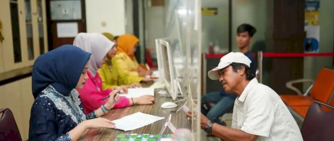 HUT Kota Daeng ke 415, Pegawai Kecamatan Makassar Layani Warga Pakai Baju Adat