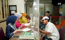 HUT Kota Daeng ke 415, Pegawai Kecamatan Makassar Layani Warga Pakai Baju Adat