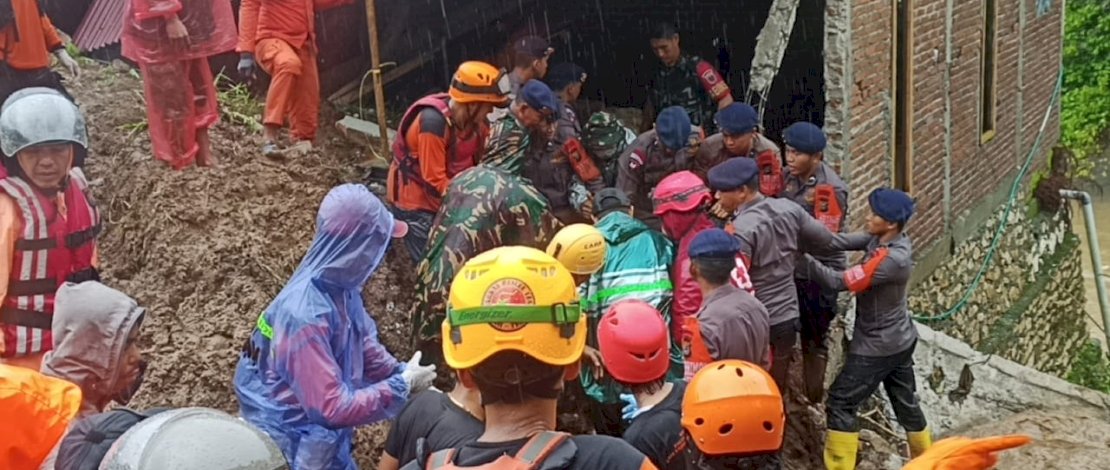 Ilham ditemukan dalam rumahnya yang sudah rusak. Ia pun dievakuasi lalu dimasukkan ke kantung jenazah.