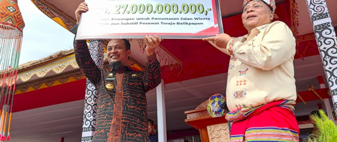 Gubernur Sulsel Andi Sudirman Sulaiman menyerahkan bantuan keuangan daerah sebesar Rp 27 miliar kepada Bupati Tana Toraja, Theofillus Allorerung.