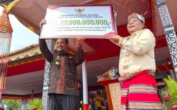 Gubernur Sulsel Serahkan Bantuan Keuangan Rp 27 Miliar ke Toraja