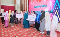 Puncak Peringatan Hari Ibu Provinsi Sulsel Bertabur Bantuan dan Penghargaan
