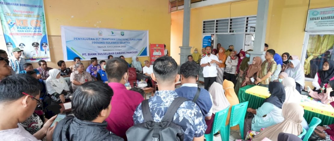 Penyerahan BLT BBM kepada 1.275 KPM, di Kantor Lurah Borimasunggu, Kecamatan Labakkang, Kabupaten Pangkep, Kamis, 29 Desember 2022.