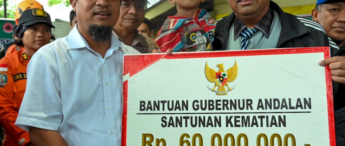 Gubernur Sulsel, Andi Sudirman Sulaiman, memberikan santunan sebesar Rp 60 juta untuk korban bencana alam tanah longsor di Kabupaten Maros.