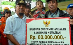 Tinjau Lokasi Longsor di Maros, Gubernur Beri Santunan kepada Korban