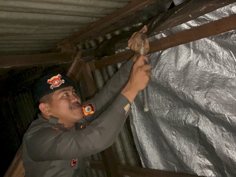 Respon Cepat Brimob Bone Bantu Korban Puting Beliung di Kelurahan Panyula