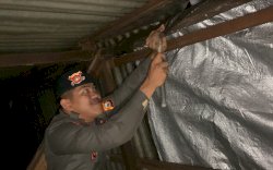 Respon Cepat Brimob Bone Bantu Korban Puting Beliung di Kelurahan Panyula