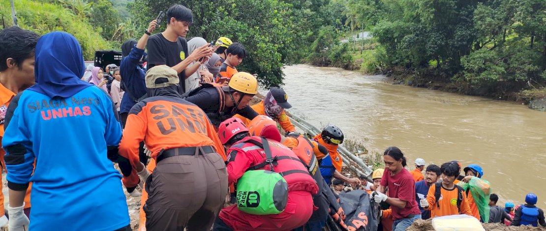 Basarnas menemukan satu korban longsor yang terjadi di Dusun Moncong Jai, Desa Rompegading, Kecamatan Cenrana, Kabupaten Maros, dalam kondisi meninggal dunia. Basarnas menemukan satu korban longsor yang terjadi di Dusun Moncong Jai, Desa Rompegading, Kecamatan Cenrana, Kabupaten Maros, dalam kondisi meninggal dunia.