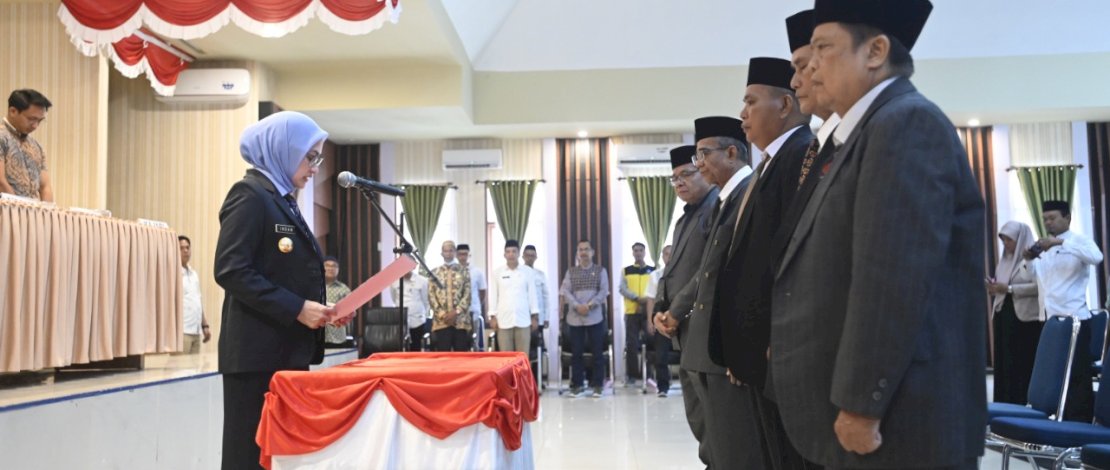 Bupati Luwu Utara, Indah Putri Indriani, melantik pimpinan Badan Amil Zakat Nasional (Baznas) Lutra Periode 2022-2027, di Aula Lagalio Kantor Bupati, Jumat, 30 Desember 2022.