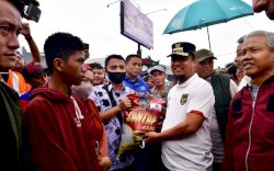 Gubernur Sulsel Serahkan Bantuan Logistik untuk Korban Kebakaran Pasar Sentral