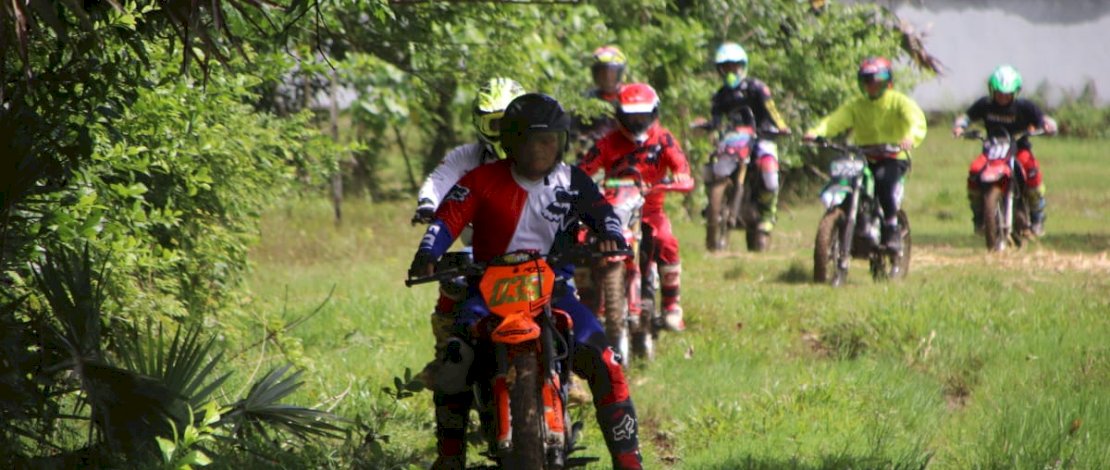 Lewati Medan Sulit, Rombongan Brimob Bone Kendarai Motor Trail Tinjau Daerah Bencana