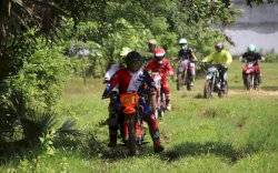 Lewati Medan Sulit, Rombongan Brimob Bone Kendarai Motor Trail Tinjau Daerah Bencana
