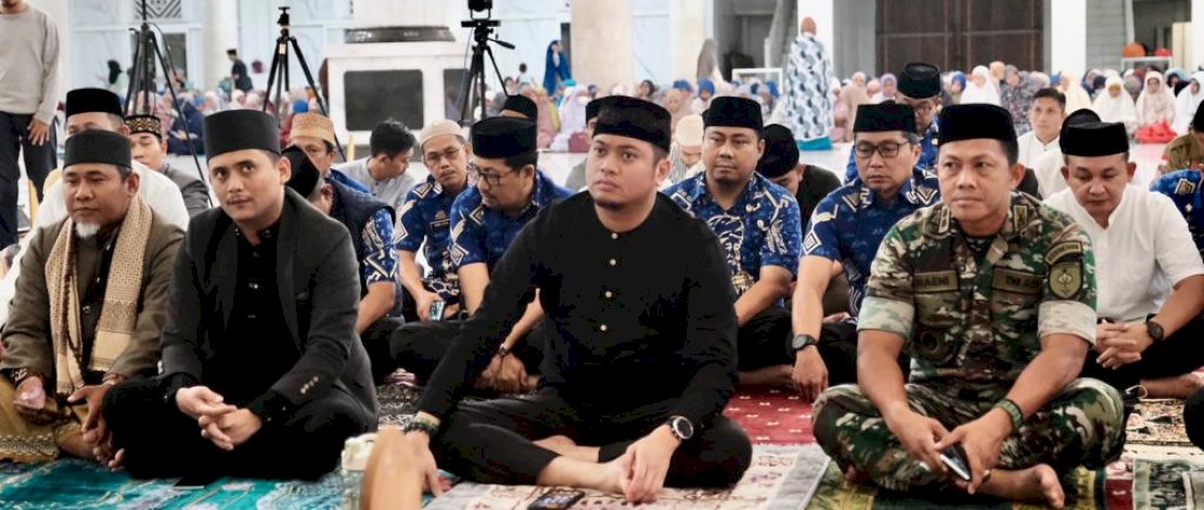 Pemkab Gowa dan masyarakat mengikuti Tauziyah, Dzikir dan Doa bersama yang dilaksanakan oleh Pemerintah Kabupaten Gowa, di Masjid Agung Syekh Yusuf, Jum'at malam, 30 Desember 2022.