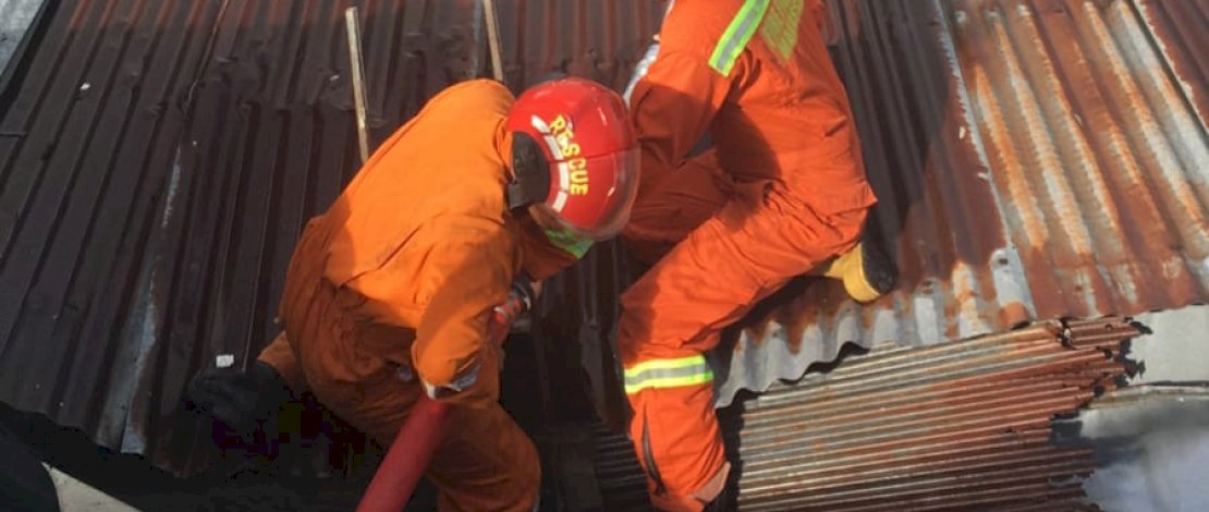 Tiga unit rumah di Jalan Monumen Emmy Saelan, Makassar, terbakar. Tiga unit rumah di Jalan Monumen Emmy Saelan, Makassar, terbakar.