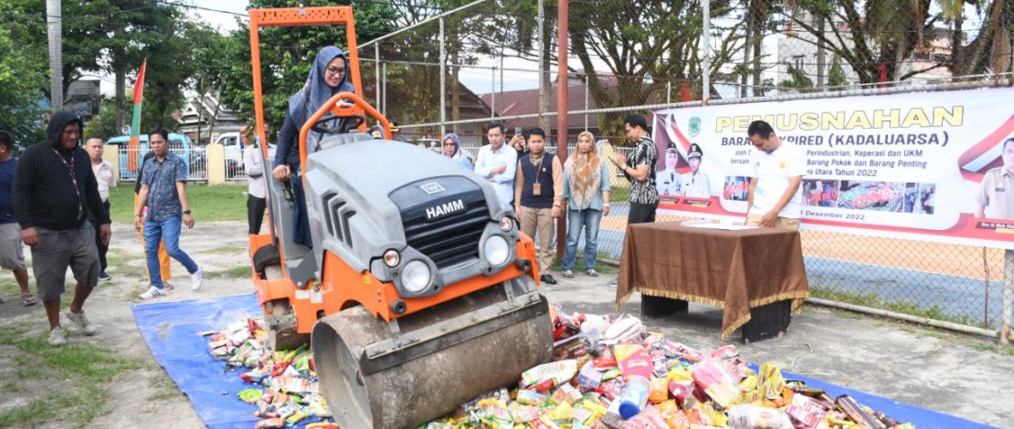 Bupati Luwu Utara (Lutra), Indah Putri Indriani, memimpin pemusnahan 10.741 pcs produk kedaluwarsa, di Halaman Rumah Jabatan Bupati, Sabtu, 31 Desember 2022.