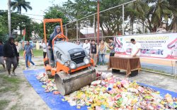 Bupati Lutra Pimpin Pemusnahan Produk Kedaluwarsa