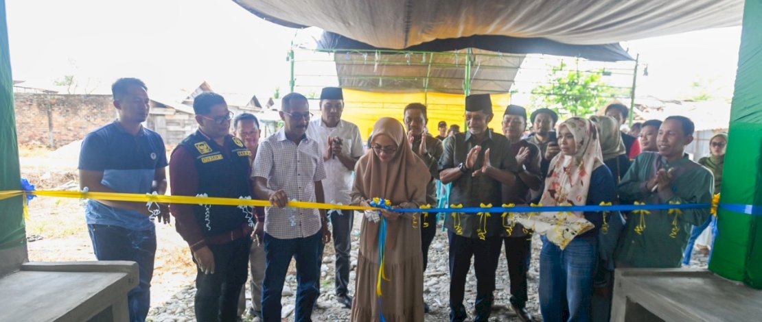 Bupati Luwu Utara Indah Putri Indriani meresmikan pasar UMKM satu atap di Desa Tandung, Kecamatan Malangke. Minggu (01/01/2023)
