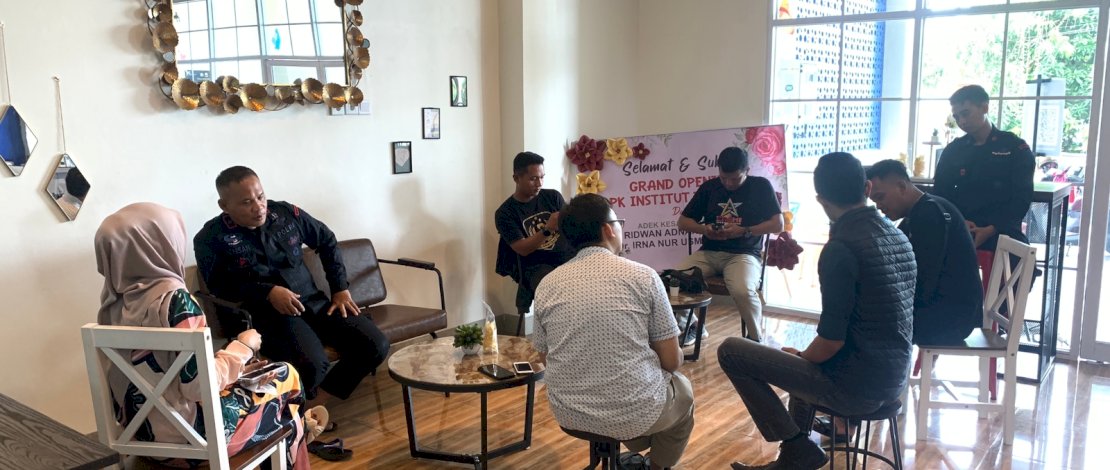 Danyon C Pelopor Satbrimob Polda Sulsel, Kompol Nur Ichsan, bersama personel Multimedia Batalyon C Pelopor, mengunjungi Institut Indonesia Bone yang berada di Jalan Bali No. 12, Kelurahan Jeppe'e, Kecamatan Tanete Riattang Barat, Selasa, 3 Januari 2023.