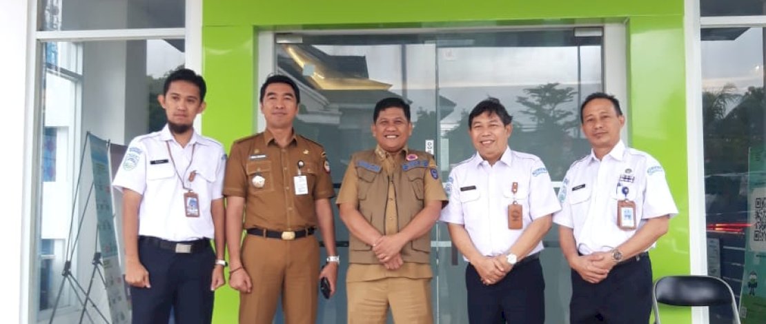 Kepala Pelaksana Badan Penanggulangan Bencana Daerah (BPBD) Sulsel, Amson Padolo, mengunjungi Kantor BMKG Wilayah IV Makassar, Selasa, 3 Januari 2022.