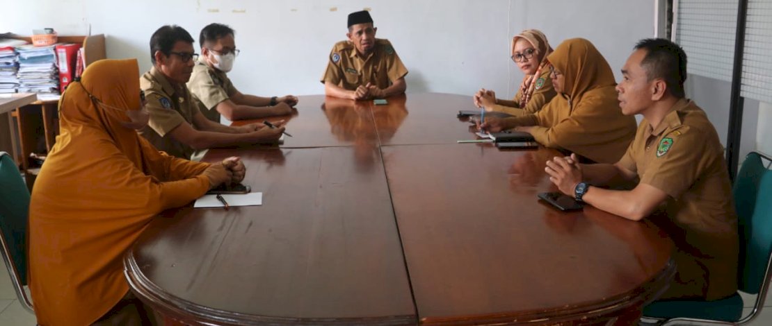 Kepala Dinas Komunikasi, Informatika, Statistik dan Persandian (Diskominfo-SP) Kabupaten Luwu Utara (Lutra), Arier R Palallo, memimpin Rapat Koordinasi Lintas Bidang, di Ruang Media Center Diskominfo-SP, baru-baru ini.