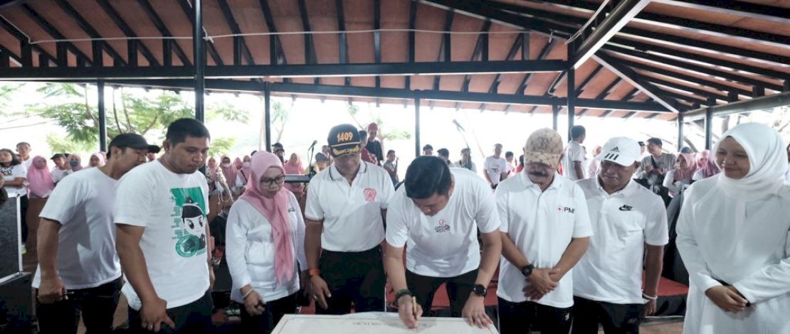 Bupati Gowa Adnan Purichta Ichsan menandatangai prasasti RTH Syech Yusuf Bupati Gowa Adnan Purichta Ichsan menandatangai prasasti RTH Syech Yusuf