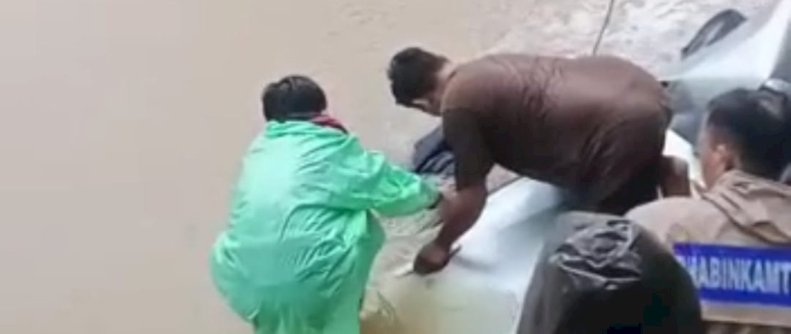 Tangkapan layar proses evakuasi korban kecelakaan mobil jatuh ke parit di Sigeri Pangkep ,Kamis (5/1/2023)