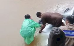 Diduga Mengantuk dan Mobil Jatuh ke Parit, Lima&nbsp;Nyawa Melayang