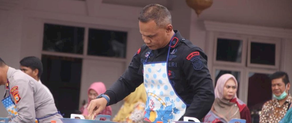 Jadi Koki Dadakan di Jambore PKK&nbsp; Bone, Danyon Nurichsan Tampil Imut dengan Apron Biru&nbsp; Polkadot