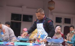 Jadi Koki Dadakan di Jambore PKK&nbsp; Bone, Danyon Nurichsan Tampil Imut dengan Apron Biru&nbsp; Polkadot