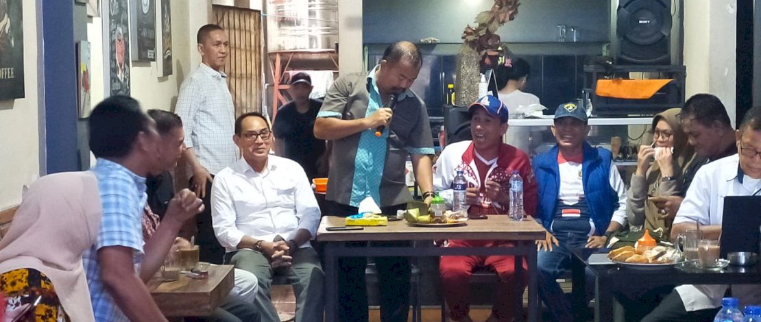 Ketua DPRD Kota Makassar, Rudianto Lallo, memenuhi undangan tokoh masyarakat Kelurahan Pa&rsquo;Baeng-Baeng, di Warkop Kongkow 86 Kompleks Perikanan Darat, Jumat, 6 Januari 2023.
