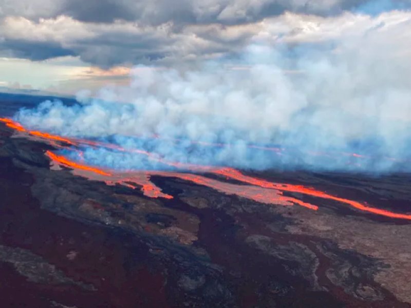 Gunung Berapi Kilauea Hawaii Meletus Lagi, Kawah Puncak Bersinar