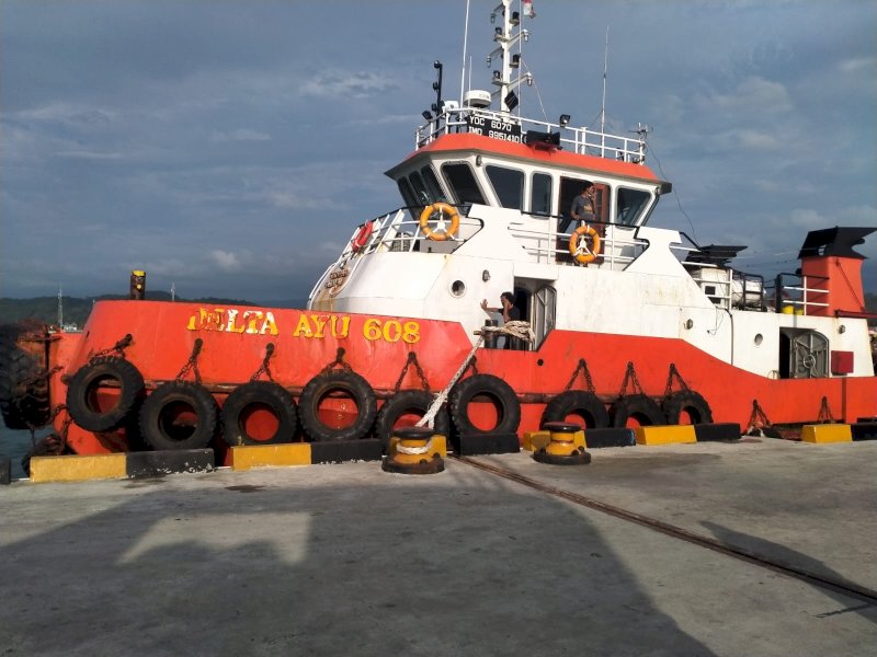 Kapal Tongkang Bermuatan Batu Bara Ditarik Keluar dari Perairan Selayar