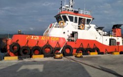 Kapal Tongkang Bermuatan Batu Bara Ditarik Keluar dari Perairan Selayar