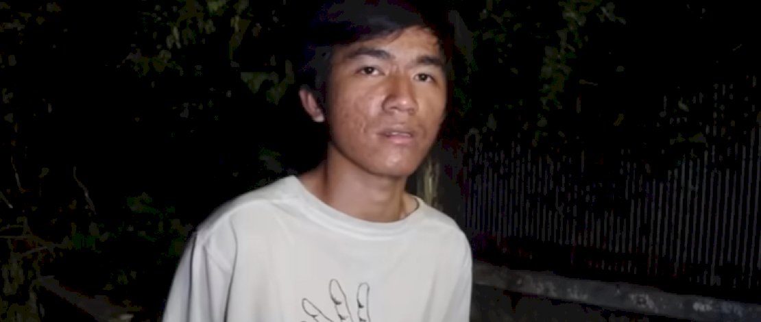 Tiko, anak semata wayang ibu eni yang berjuang merawat dan menghidupi ibunya sejak usianya 11 tahun , di rumah mewah yang terbengkalai. 