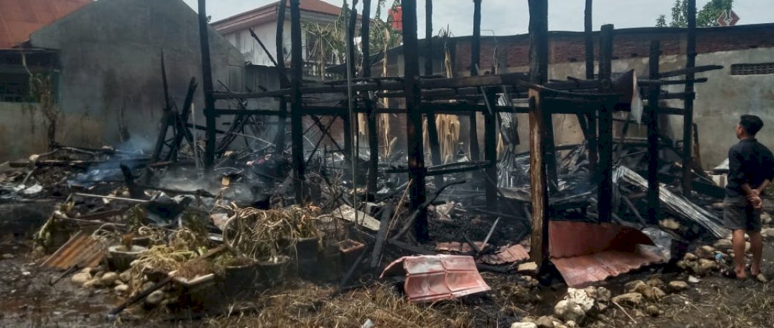 Satu unit rumah panggung di Jalan Pasinringi, Kelurahan Biru, Kecamatan Tanete Riattang, Kabupaten Bone, hangus terbakar api, Minggu siang, 8 Januari 2023.
