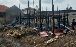 Satu Rumah Panggung di Bone Hangus Terbakar