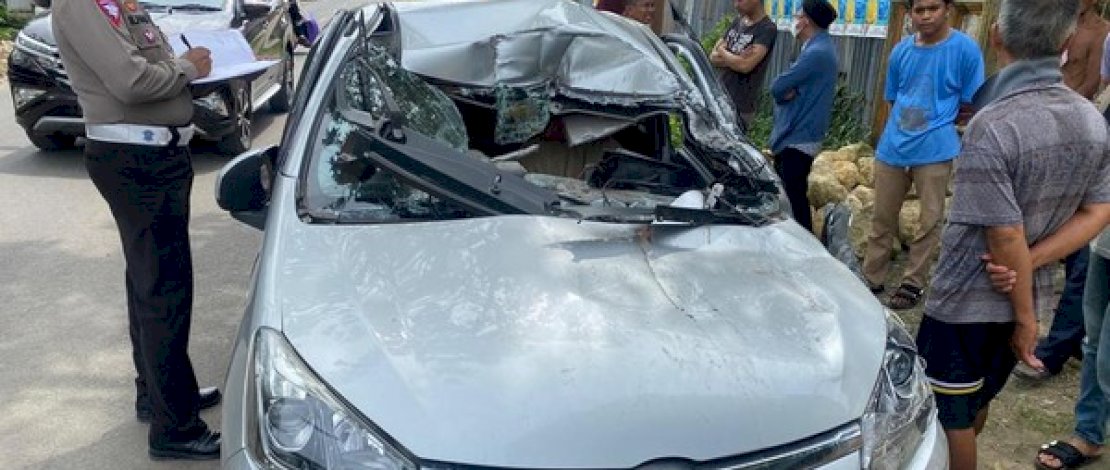 Sebuah mini bus menabrak truk yang tengah berhenti di Jalan Dr Wahidin Sudiro Husodo, kemarin, Sabtu 7 Januari 2023. Sebuah mini bus menabrak truk yang tengah berhenti di Jalan Dr Wahidin Sudiro Husodo, kemarin, Sabtu 7 Januari 2023.