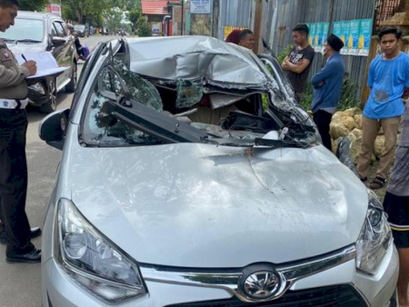 Mini Bus Tabrak Truk Berhenti, Pengendara Dilarikan ke Rumah Sakit