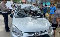 Mini Bus Tabrak Truk Berhenti, Pengendara Dilarikan ke Rumah Sakit