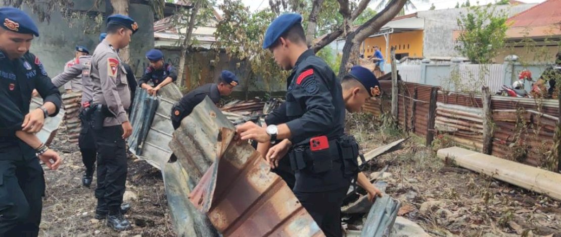 Brimob Bone Terjunkan Pasukan Bersihkan Lokasi Kebakaran di Kelurahan Biru 