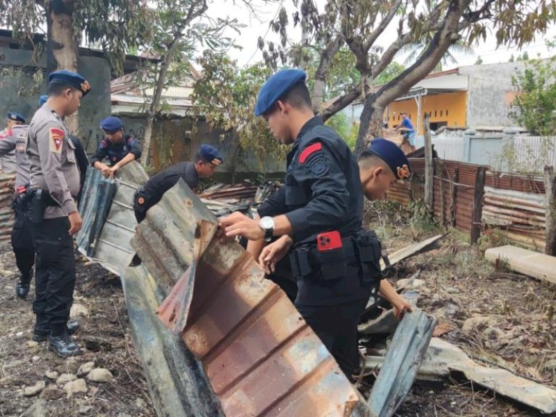Brimob Bone Terjunkan Pasukan Bersihkan Lokasi Kebakaran di Kelurahan Biru 